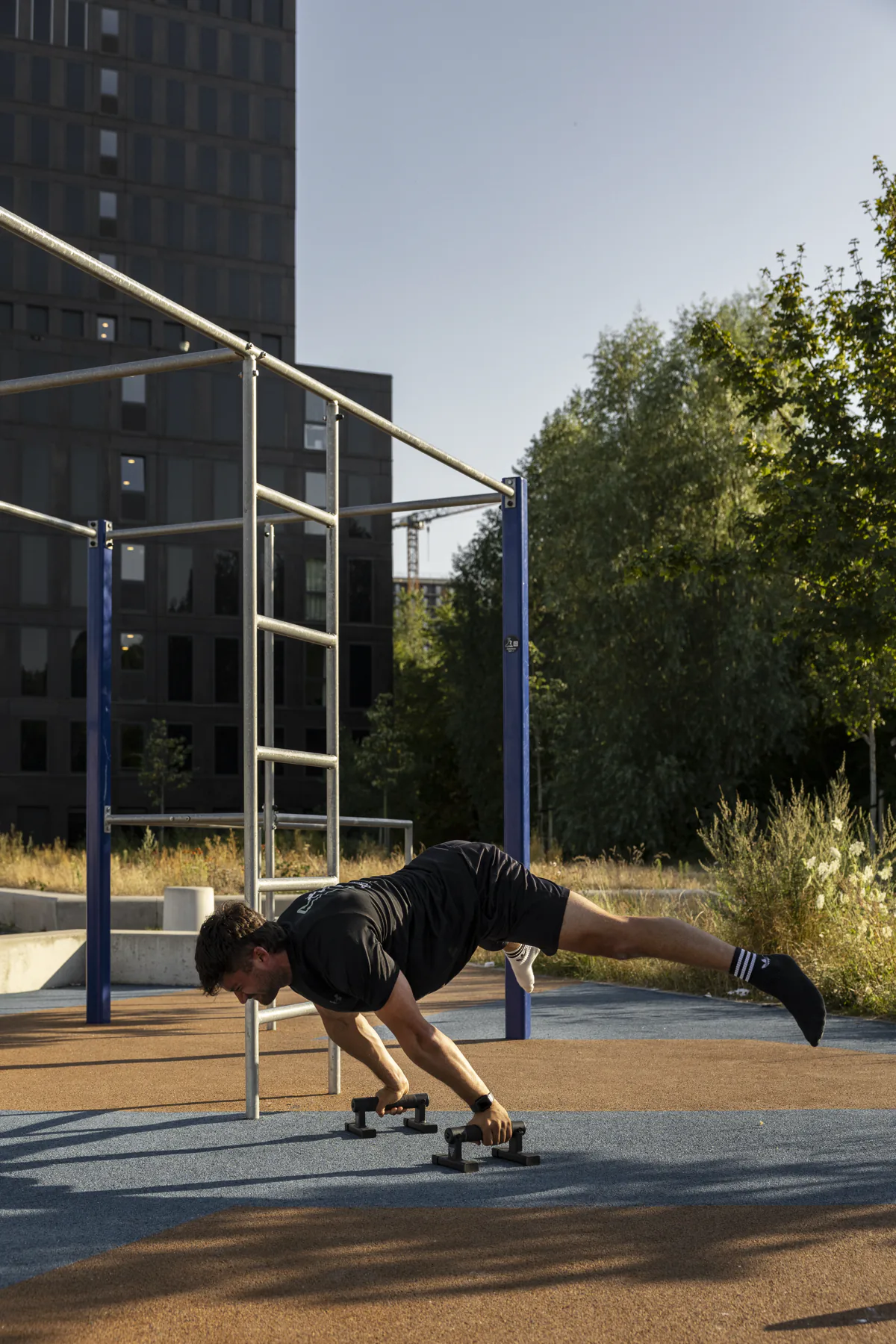 Calisthenics-skill (planche) bij het calisthenics-park in Amsterdam West