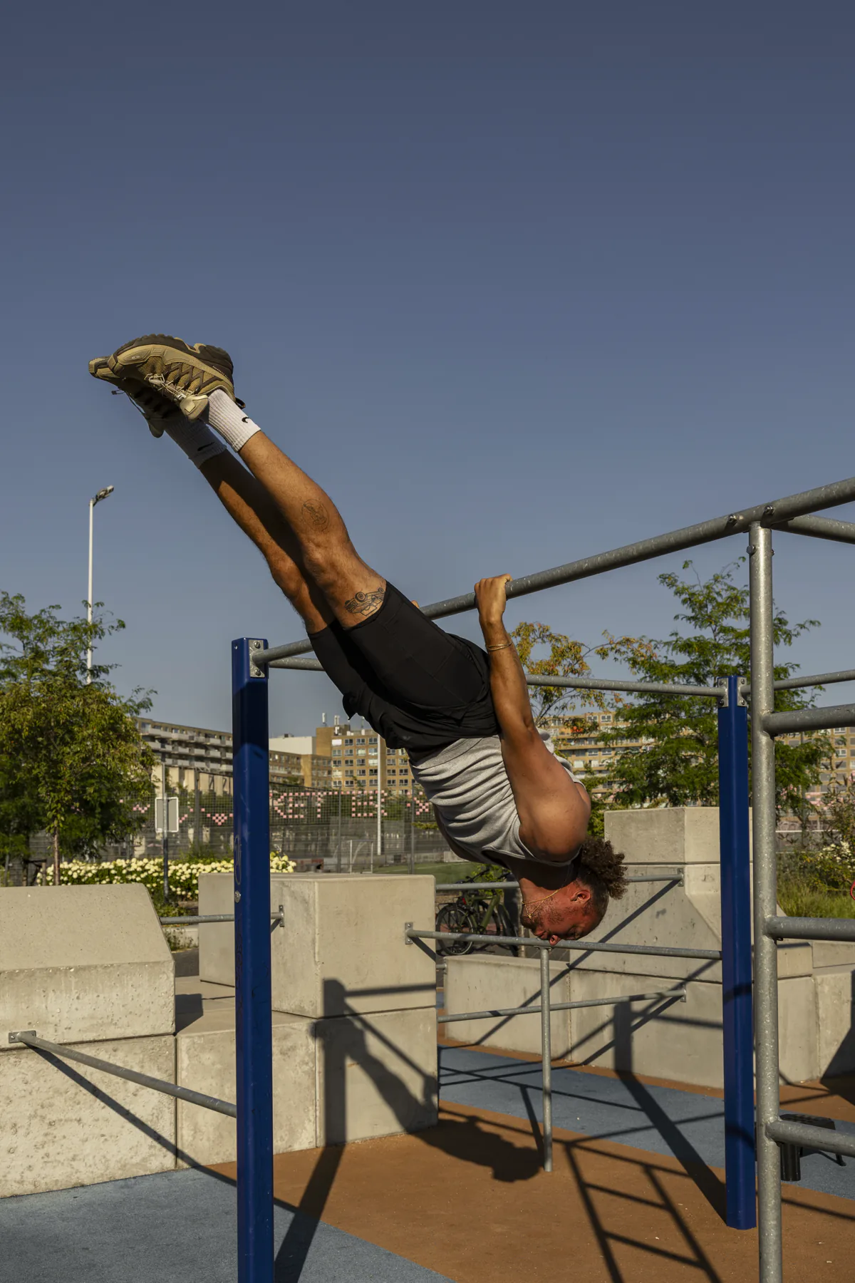 Deelnemer houdt een front lever aan de rekstok