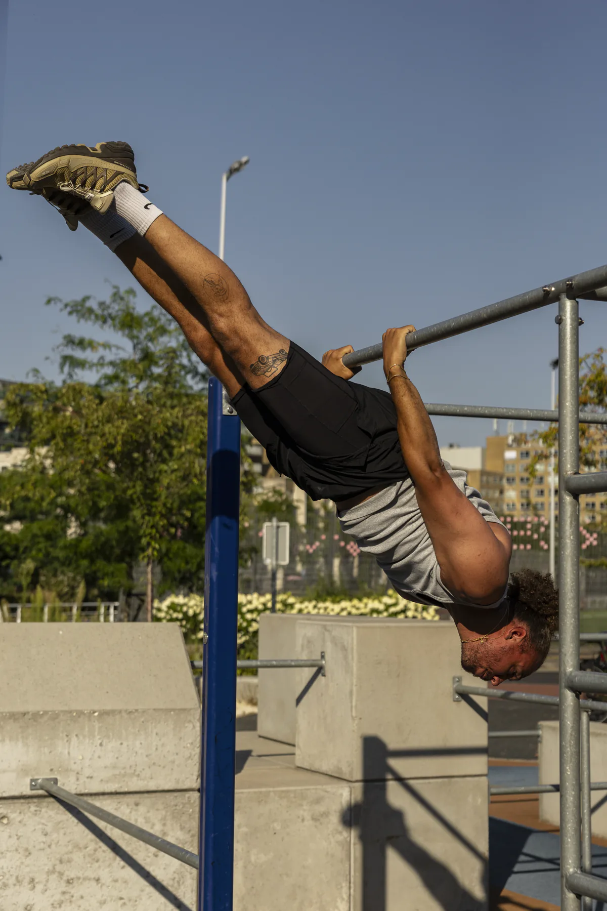 Deelnemer houdt een front lever aan de rekstok