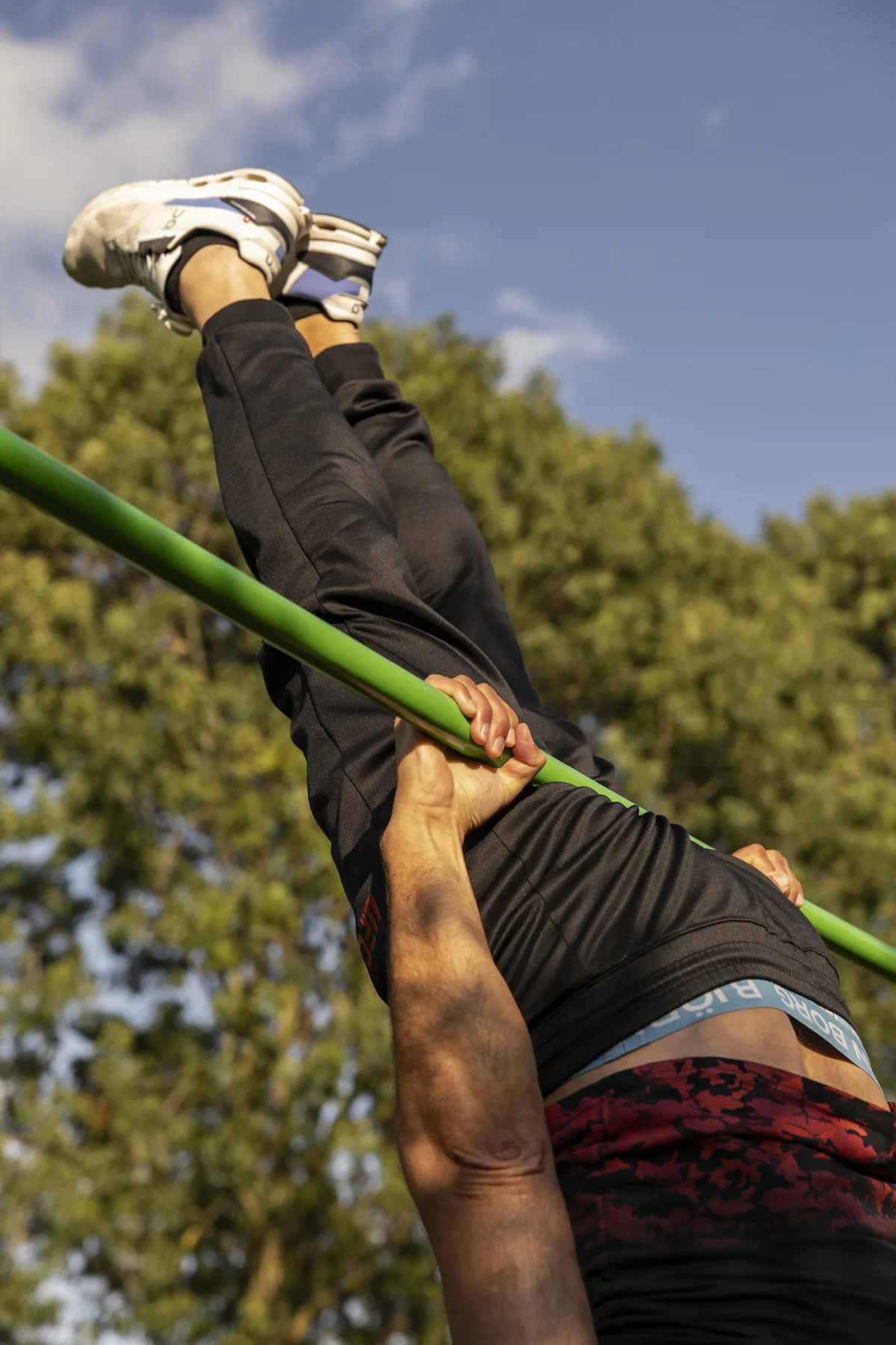 Push-up tijdens de training in het park