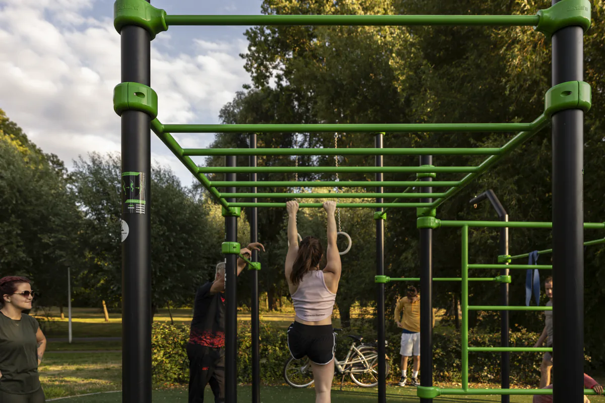 Handstand met begeleiding in het park