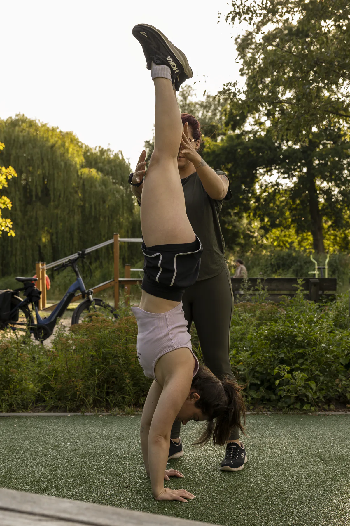 Groep die samen buiten traint