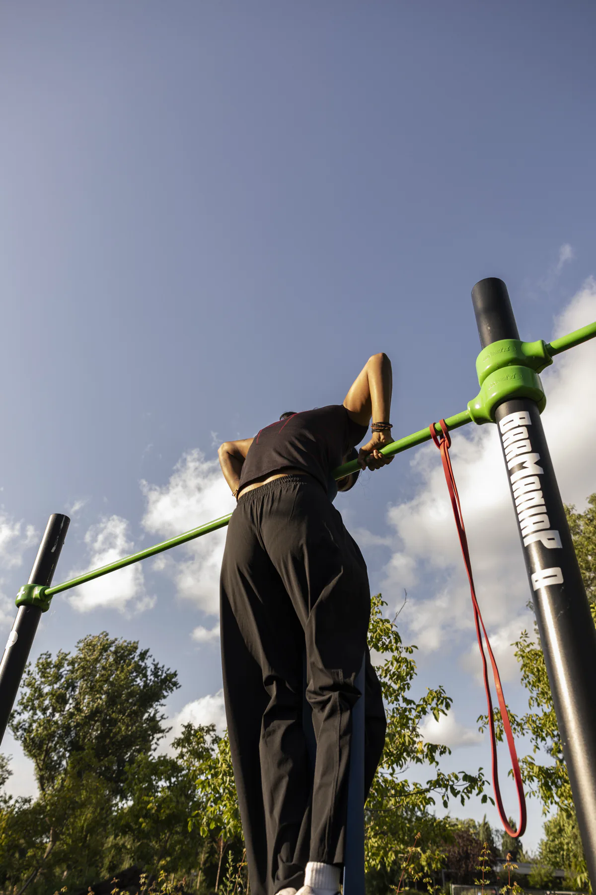 Calisthenics pull-up aan de bars in het Darwinpark in Zaandam
