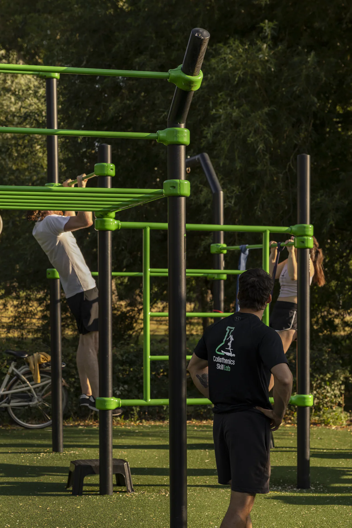 Calisthenics groepsles buiten met deelnemers