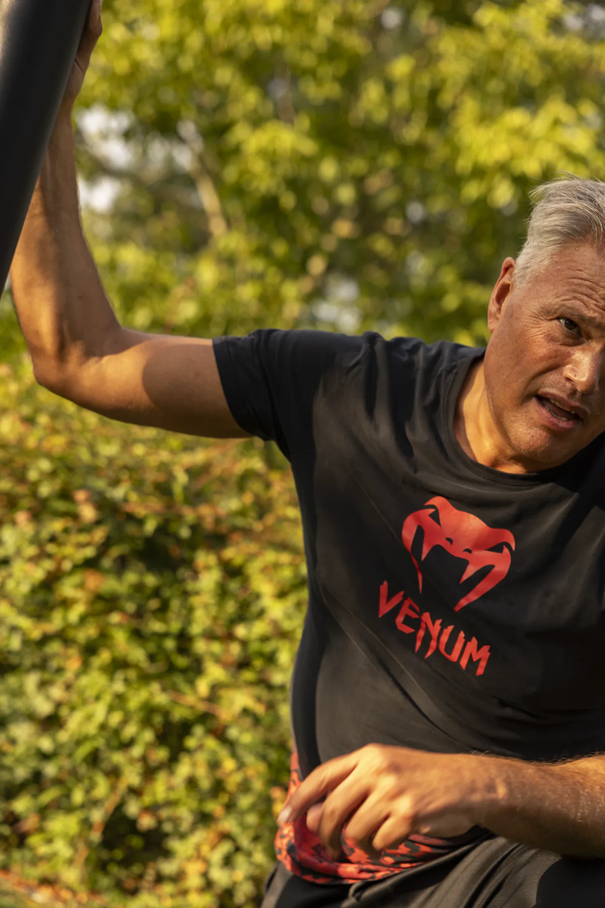 Deelnemer doet een pull-up aan de rekstok