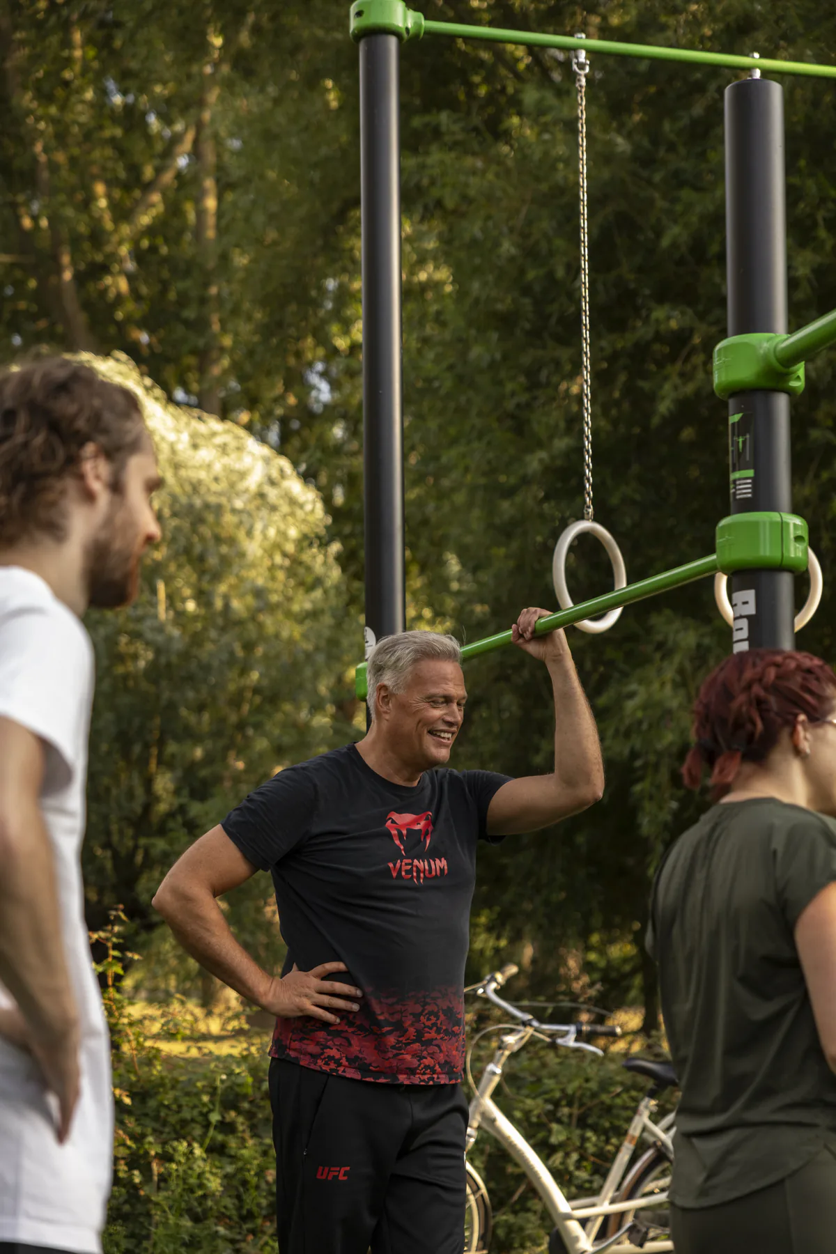 De coach legt een oefening uit aan de groep in het park